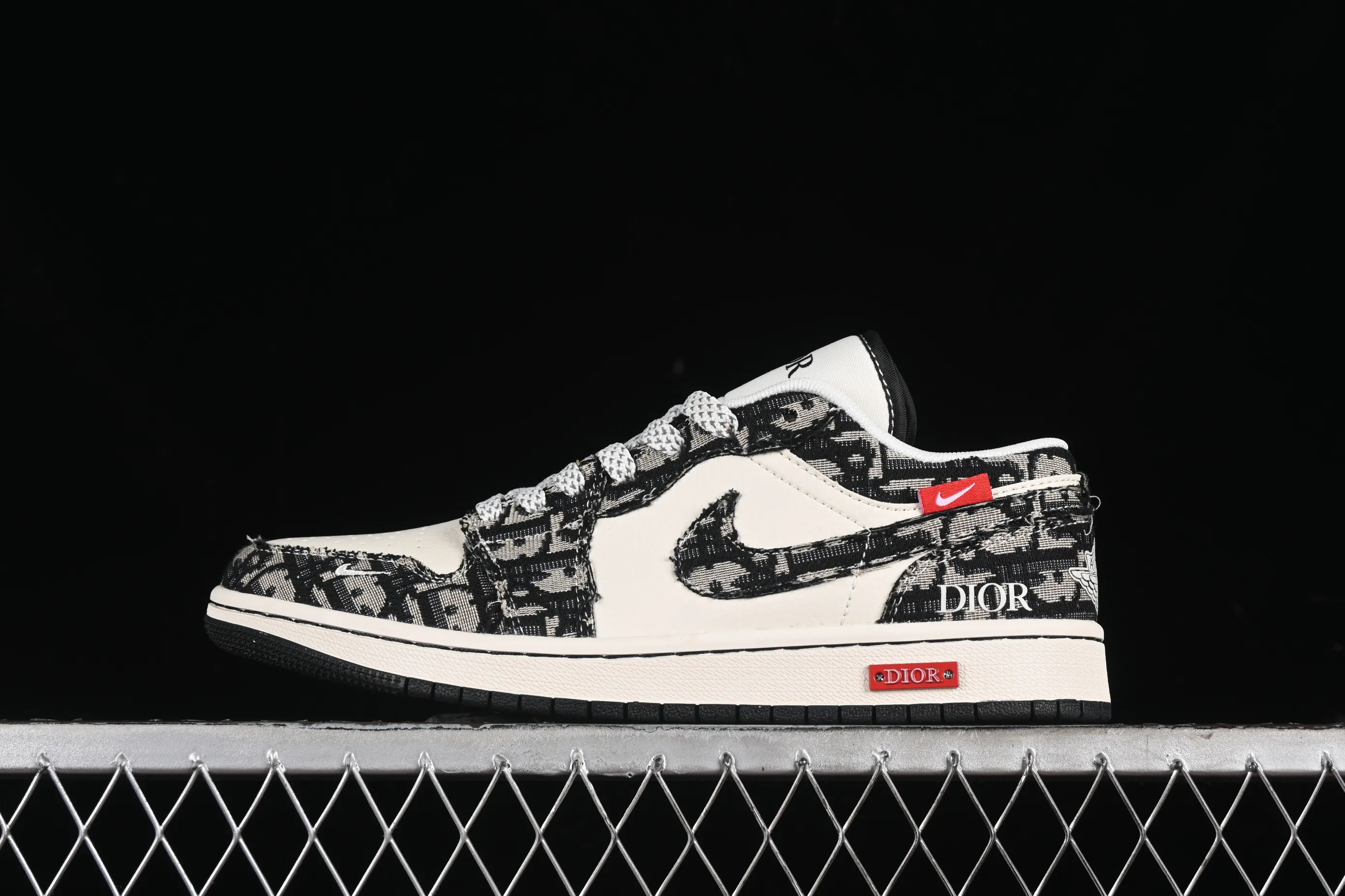 All categories Air Jordan Jordan series basketball shoes Air Jordan 1 Low High-end customized low-top sneakers Air Jordan 1 Low AJ1 Joe 1 Dior joint-white, black and red label High-end customized low-top retro basketball shoes SJ9950-036